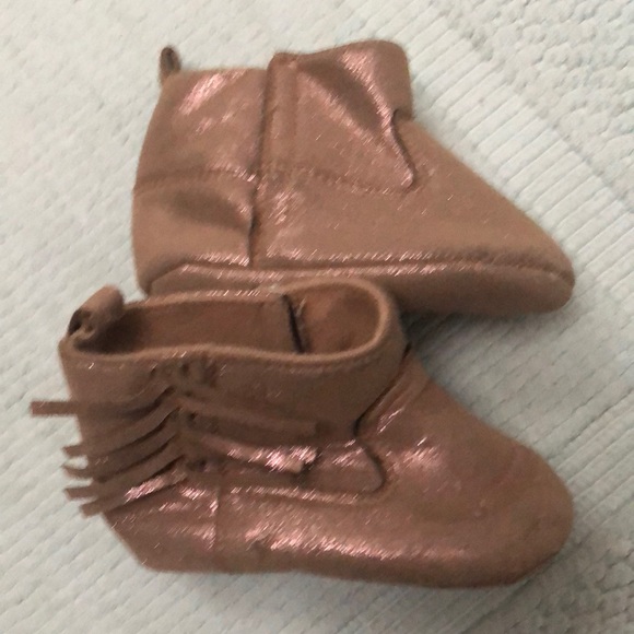 Girls’ metallic bronze baby booties. Size 9-12 Soft and comfortable. Velcro. - Picture 1 of 7